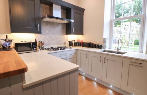 Barnard Castle Cabaña | 1 CLAIRE HOUSE WAY, pet friendly, with a garden in Barnard Castle