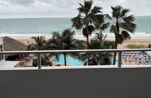 Galt Mile Apartamento | 1. Direct ocean view with balcony. Wonderful and unique view.Beach Tiki bar