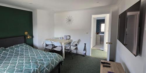 Paddlesworth Apartamento | 1 double and 1 twin bedrooms and bath