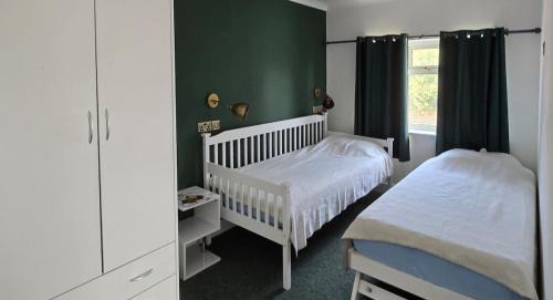 Paddlesworth Apartamento | 1 double and 1 twin bedrooms and bath