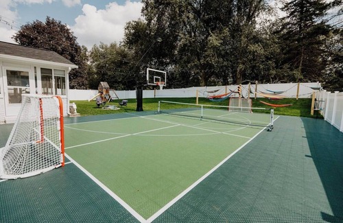 Rochester Hills Casa | #1 Huge, 2 lvl, 6 Beds, Gated Yard Pickleball+ B-ball Rochester Hills Home