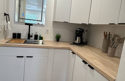 Andrews Apartamento | #1 Hygge Hus Hotel – King Suite -Connectable - with WiFi, AC in charming Andrews