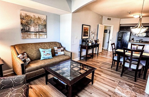 Lake Ozark Condominio | 1 King Bed | Full Kitchen | Living Room | Sleeps 4