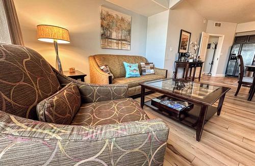 Lake Ozark Condominio | 1 King Bed | Full Kitchen | Living Room | Sleeps 4