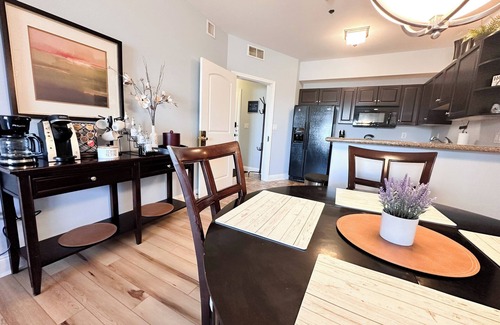 Lake Ozark Condominio | 1 King Bed | Full Kitchen | Living Room | Sleeps 4
