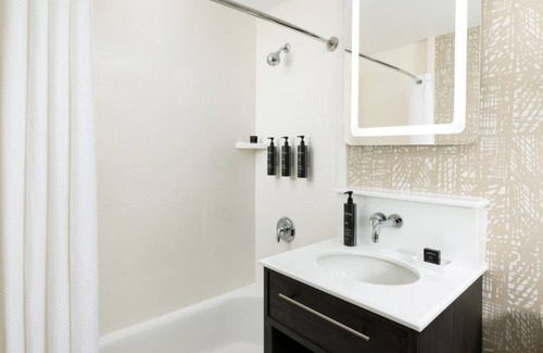 Mid Beach Hotel | 1 King Bed | Hotel Continental Miami Beach | w/ Pool & Minutes to South Beach