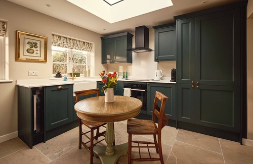 Wixford Cabaña | 1 KINGSWOOD COTTAGE, pet friendly, with hot tub in Lapworth