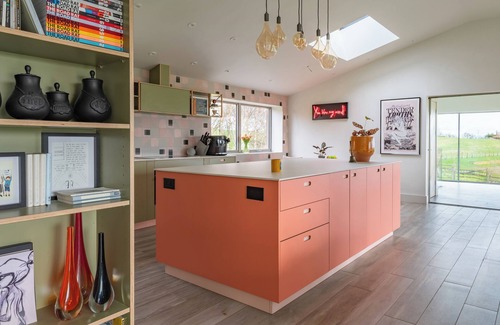 Eaton Mascott Cabaña | 1 LITTLE BROOMCROFT, pet friendly, with a garden in Much Wenlock