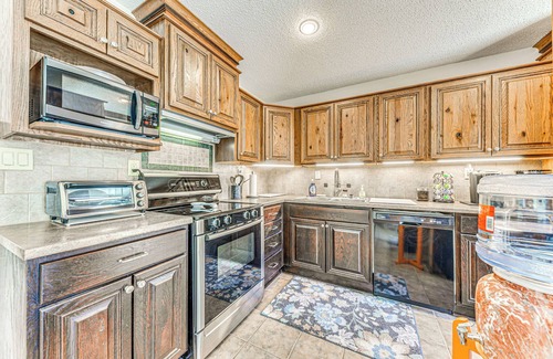 Alto Casa | 1 Mi to Alto Lake: Mtn-View Home w/ Large Yard!