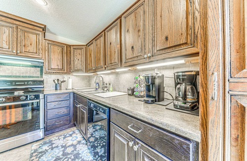 Alto Casa | 1 Mi to Alto Lake: Mtn-View Home w/ Large Yard!