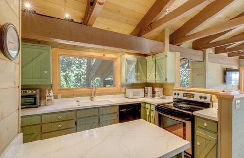Lake Almanor Country Club Cabina | 1 Mi to Beach & Golf Course! Lake Almanor Cabin