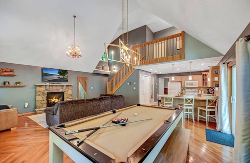 Thornhurst Casa | 1 Mi to Beach: Pocono Lake Chalet w/ Decks