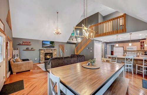 Thornhurst Casa | 1 Mi to Beach: Pocono Lake Chalet w/ Decks