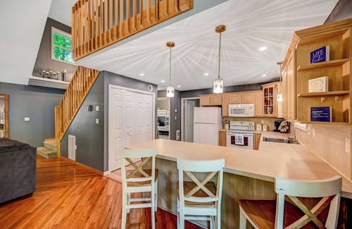 Thornhurst Casa | 1 Mi to Beach: Pocono Lake Chalet w/ Decks