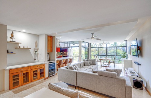 Enchanted Lake Condominio | 1 Mi to Beach, Remote Work Hub: Modern Kailua Gem!