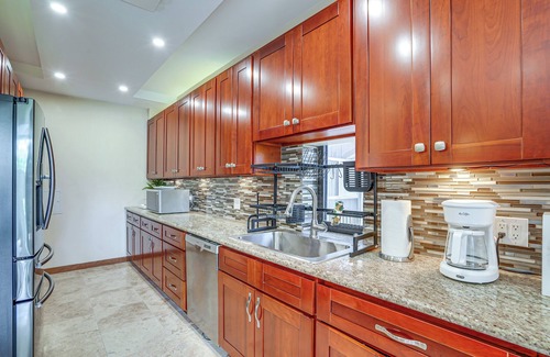 Enchanted Lake Condominio | 1 Mi to Beach, Remote Work Hub: Modern Kailua Gem!