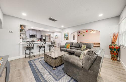 Lantana Casa | 1 Mi to Beach Sunny Lantana Cottage with Pool!