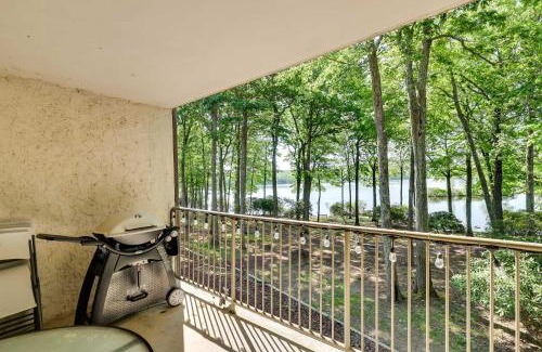 Lake Harmony Apartamento | 1 Mi to Big Boulder Lakefront Unit with Pool Access