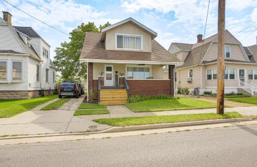 Sandusky Casa | 1 Mi to Cedar Point Family Getaway with Porch!