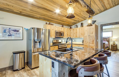 Pray Cabina | < 1 Mi to Chico Hot Springs: Mtn-View Hideaway!