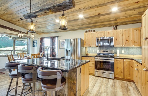 Pray Cabina | < 1 Mi to Chico Hot Springs: Mtn-View Hideaway!