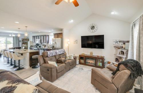 Issue Casa | 1 Mi to Colonial Beach Boardwalk Home with Fire Pit
