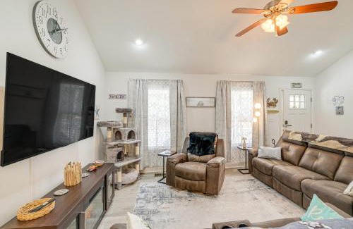 Issue Casa | 1 Mi to Colonial Beach Boardwalk Home with Fire Pit