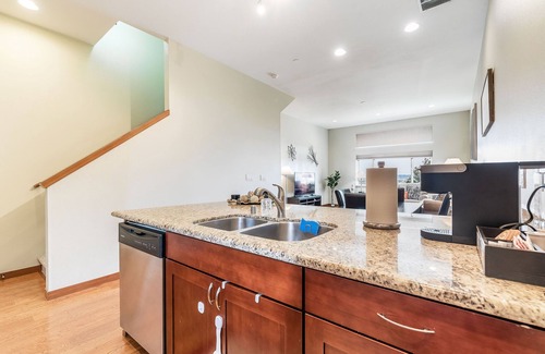 Hilltop Casa | <1 mi to Dome | 3BD 2.5BA | Townhouse | Garage -24