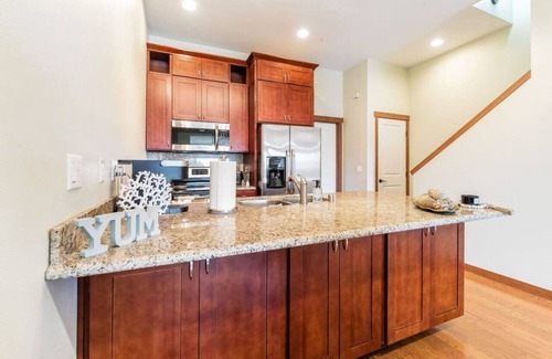 Hilltop Apartamento | <1 mi to Dome | 3BD 2.5BA | Townhouse | Garage -24