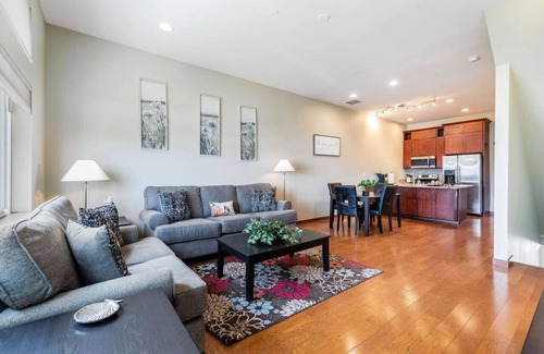 Hilltop Casa | <1 mi to Dome | 3BD 2.5BA | Townhouse | Garage -18