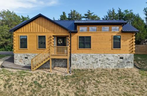 Sevierville Casa | 1 Mi to Douglas Lake Blissful Escape with Hot Tub!