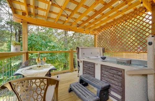 Sevierville Casa | 1 Mi to Douglas Lake Blissful Escape with Hot Tub!