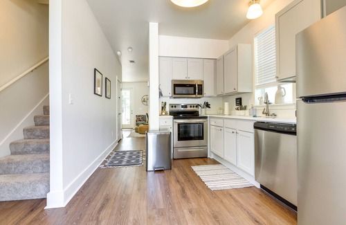 Ocean Springs Cabaña | 1 Mi to Downtown: Modern Ocean Springs Cottage