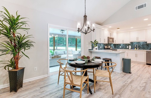 Alpharetta Casa | ~ 1 Mi to Dtwn Alpharetta: Home w/ Screened Porch!
