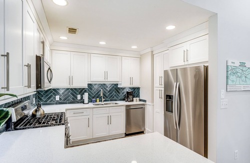 Alpharetta Casa | ~ 1 Mi to Dtwn Alpharetta: Home w/ Screened Porch!
