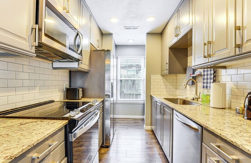 Bentonville Cabaña | 1 Mi to Dtwn: Bentonville Retreat w/ Patio