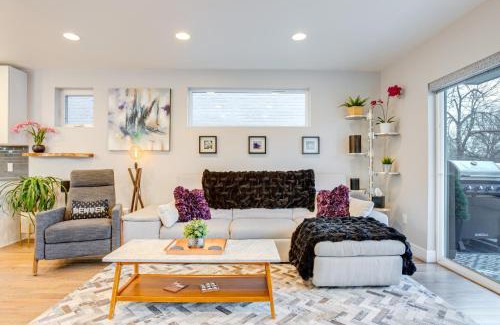 Lincoln Park Casa | 1 Mi to Dtwn Denver Sleek Duplex with Rooftop Deck!