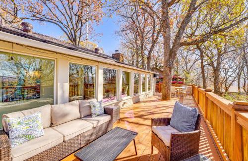 Fayetteville Casa | 1 Mi to Dtwn Fayetteville Home with Fenced Yard