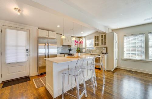 Fayetteville Casa | 1 Mi to Dtwn Fayetteville Home with Fenced Yard