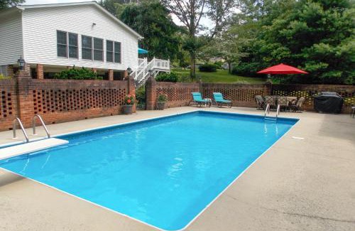 Hudson Casa | 1 Mi to Dtwn Home with Fire Pit and Deck in Hudson!