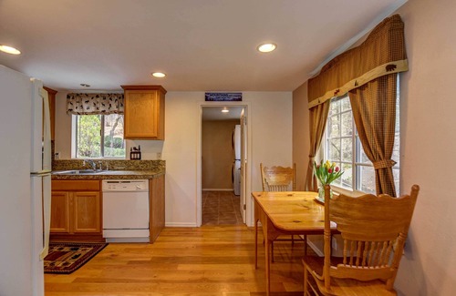 Mountain Club Cabina | 1 Mi to Dtwn Prescott: Quiet Cabin in the Pines!
