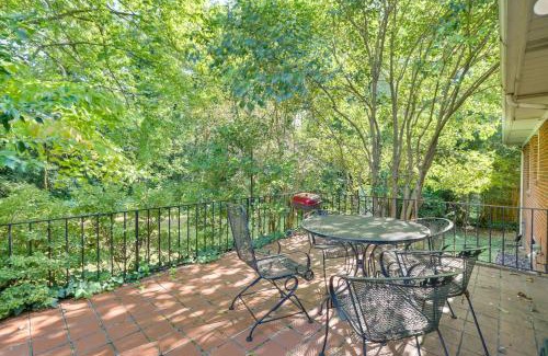 Green Valley Casa | 1 Mi to Friendly Center Greensboro Family Home