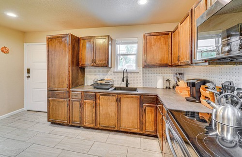 Arena District Casa | < 1 Mi to Frost Bank Center: Home w/ Deck + Grill!