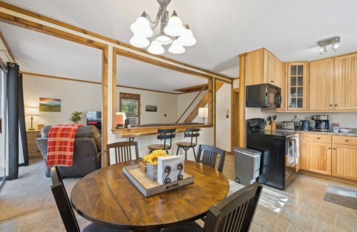 Lake Toxaway Cabaña | 1 mi to Gorges State Park w/ Sauna, & Hot Tub