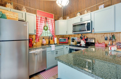 Gouldsboro Cabina | 1 Mi to Gouldsboro State Park: Cabin w/ Deck!