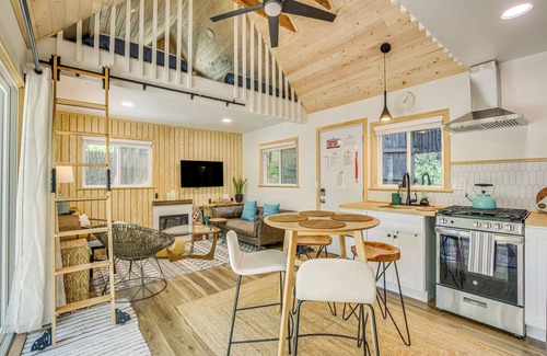Crestline Apartamento | 1 Mi to Lake: Crestline Cabin w/ Private Hot Tub!
