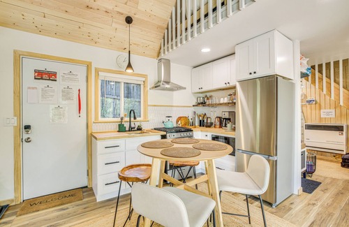 Crestline Apartamento | 1 Mi to Lake: Crestline Cabin w/ Private Hot Tub!