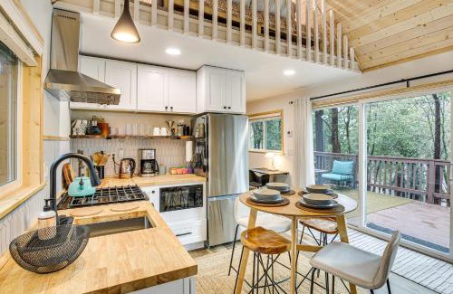 Crestline Apartamento | 1 Mi to Lake Crestline Cabin with Private Hot Tub!