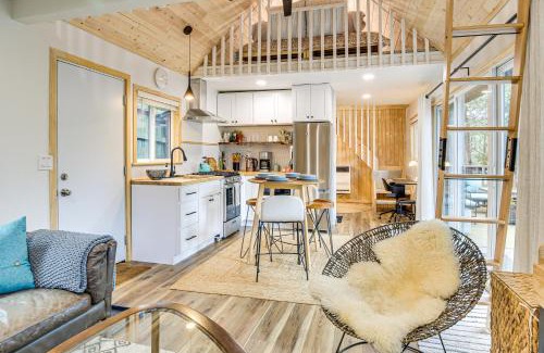 Crestline Apartamento | 1 Mi to Lake Crestline Cabin with Private Hot Tub!