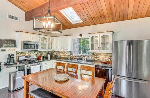 Crestline Casa | 1 Mi to Lake Crestline Cabin with Deck and Gas Grill!